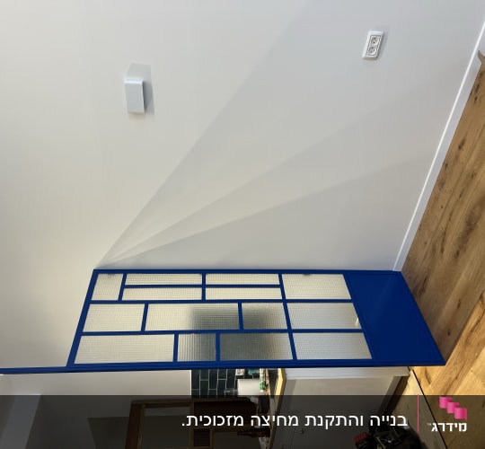 מחיצת חלון ברזל בפרופיל בלגי כחול עם זכוכית מעוצבת